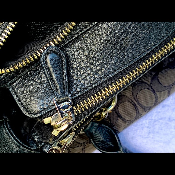 C O A C H Silver w/ crossbody strap Purse - Picture 6 of 11